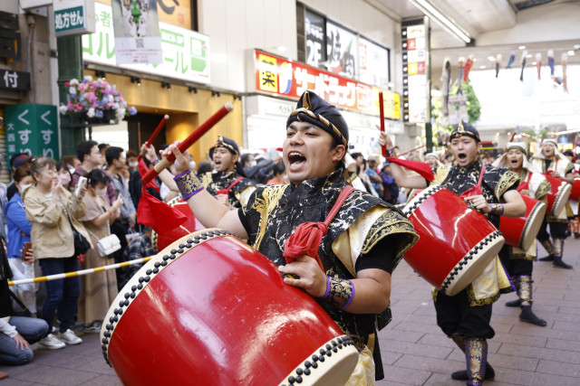 川崎銀柳街を練り歩く「道ジュネ ー」伝統の鼓動が響くエイサー